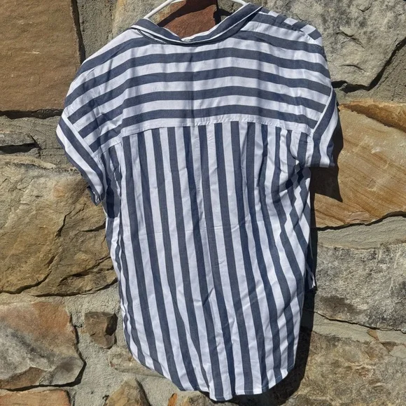 Alex & Jordan Blue & White Striped Button-Up Short Sleeve Shirt Women’s S NWOT - Picture 3 of 11